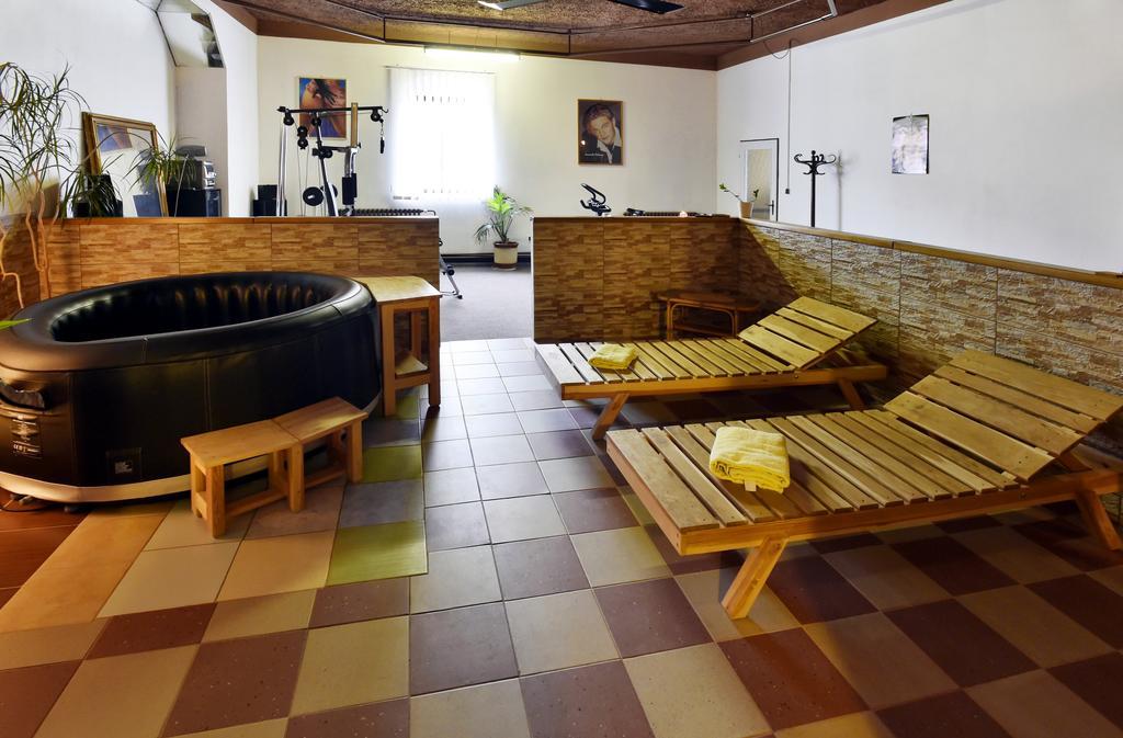 דצ'ין Hotel Kovarna מראה חיצוני תמונה