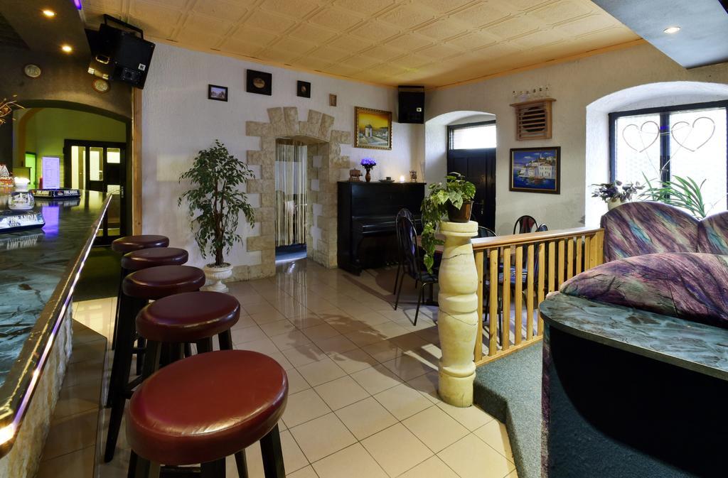 דצ'ין Hotel Kovarna מראה חיצוני תמונה