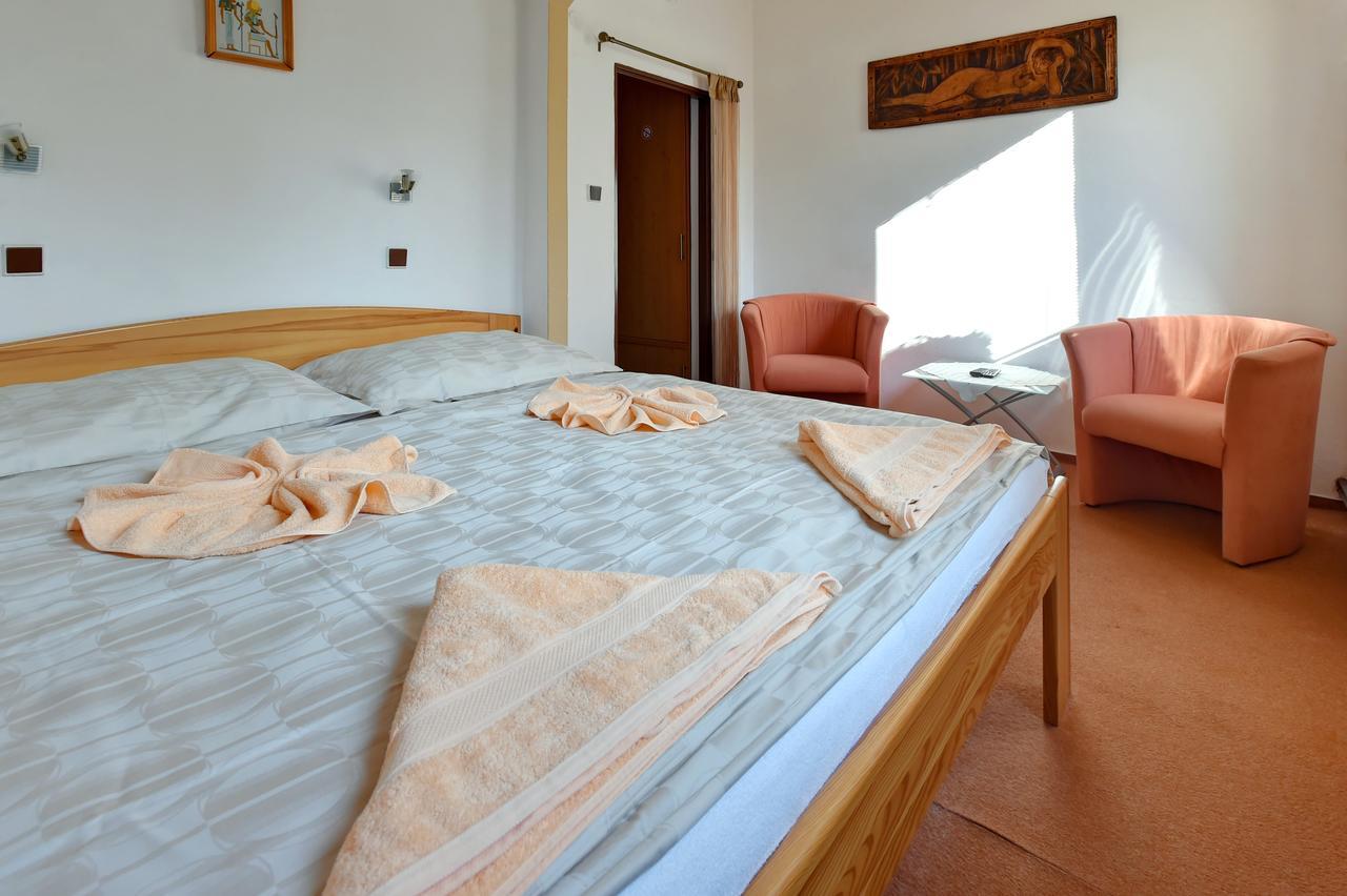 דצ'ין Hotel Kovarna מראה חיצוני תמונה