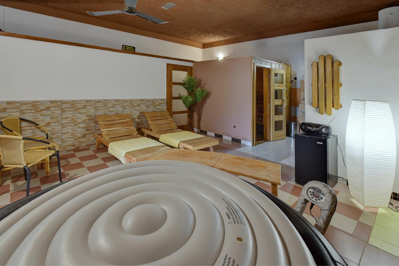דצ'ין Hotel Kovarna מראה חיצוני תמונה